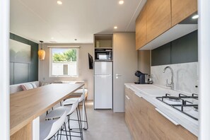 Køleskab, mikrobølgeovn, kaffe-/temaskine, elkedel