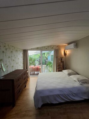 Tabla de planchar con plancha, wifi y ropa de cama