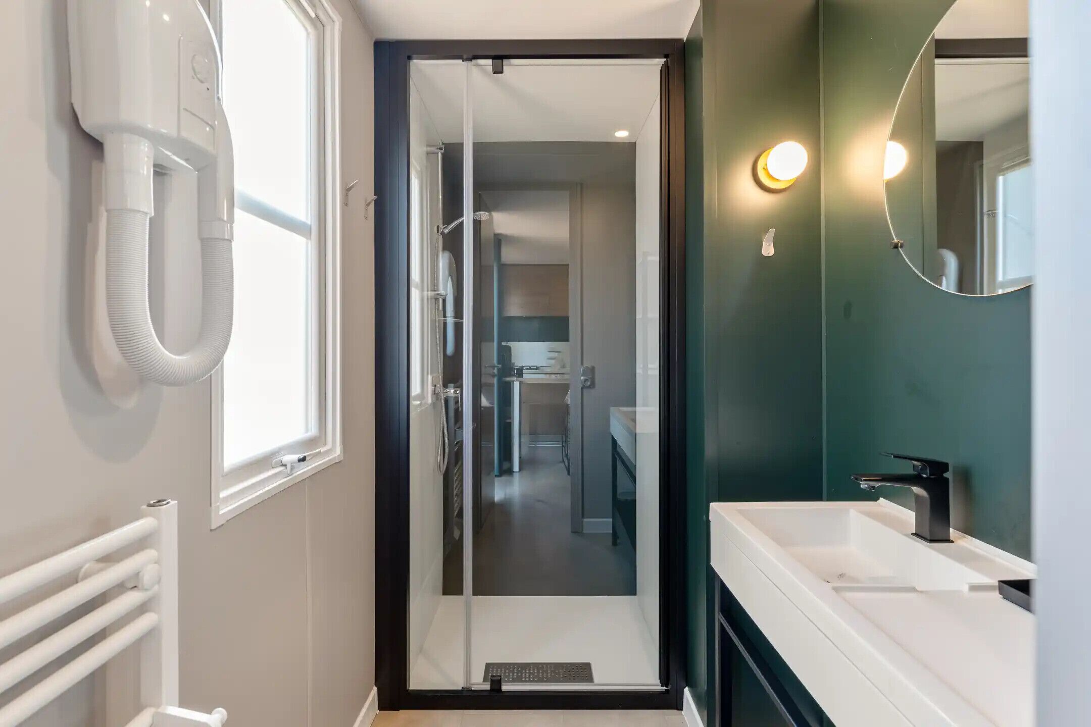 Douche, sèche-cheveux