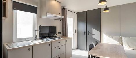 雪櫃、微波爐、咖啡機/沖茶器、廚房用具/餐具/器皿