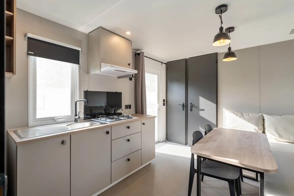 Réfrigérateur, micro-ondes, cafetière/bouilloire