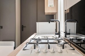 Réfrigérateur, micro-ondes, cafetière/bouilloire