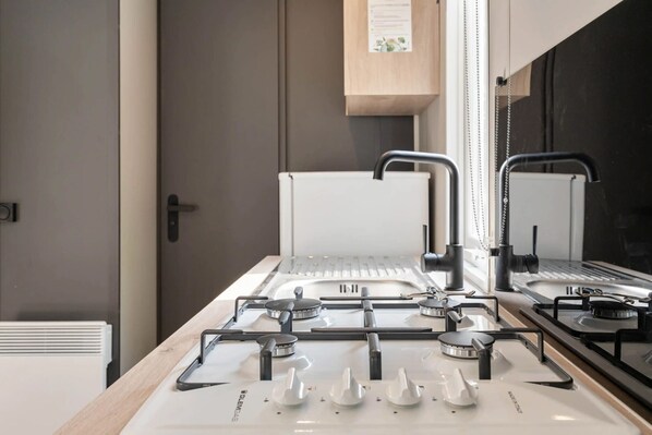 Kühlschrank, Mikrowelle, Wasserkocher mit Kaffee-/Teezubehör