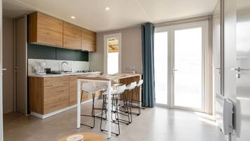 Fridge, microwave, coffee/tea maker, cookware/dishes/utensils