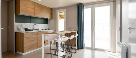 雪櫃、微波爐、咖啡機/沖茶器、廚房用具/餐具/器皿