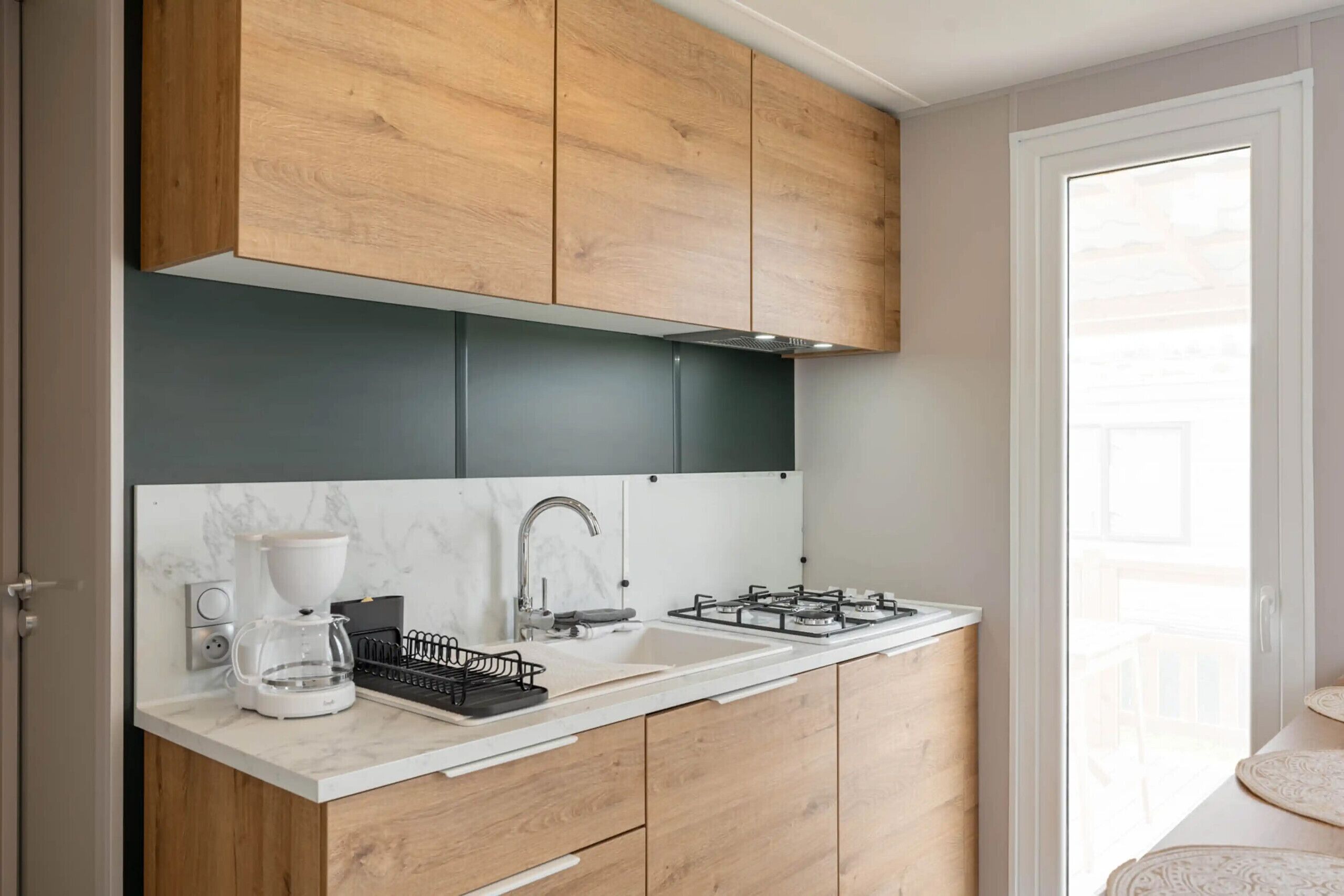 Een koelkast, een microgolfoven, een koffiezetapparaat/waterkoker