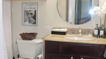 Haartrockner, Handtücher, Seife, Toilettenpapier