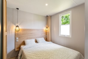 3 bedrooms, bed sheets