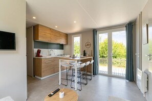 Réfrigérateur, micro-ondes, cafetière/bouilloire, bouilloire électrique