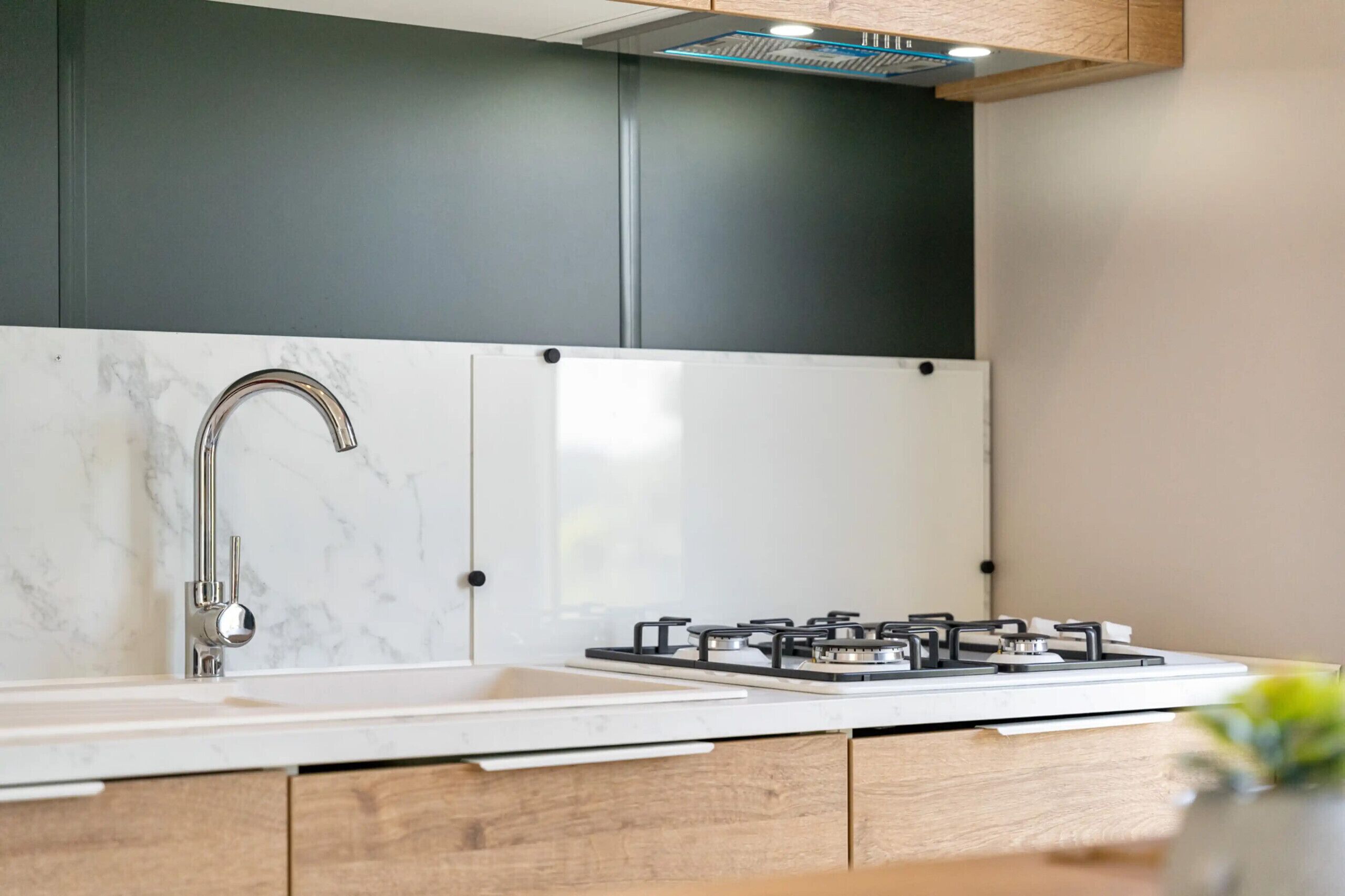 Réfrigérateur, micro-ondes, cafetière/bouilloire, bouilloire électrique