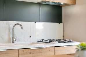 Réfrigérateur, micro-ondes, cafetière/bouilloire, bouilloire électrique