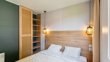 3 bedrooms, bed sheets