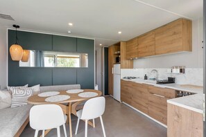 Kühlschrank, Mikrowelle, Wasserkocher mit Kaffee-/Teezubehör