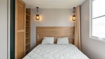 2 bedrooms, bed sheets