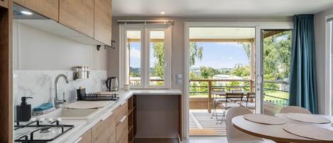 雪櫃、微波爐、咖啡機/沖茶器、廚房用具/餐具/器皿