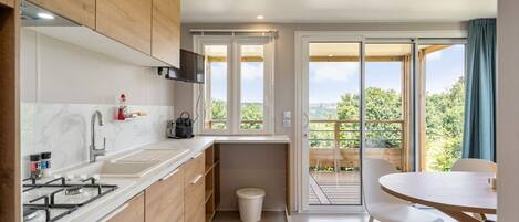 Kjøleskap, kaffetrakter/tekoker og kjøkkenutstyr