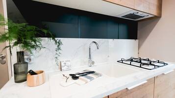 Kühlschrank, Wasserkocher mit Kaffee-/Teezubehör