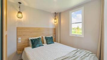 3 bedrooms, bed sheets