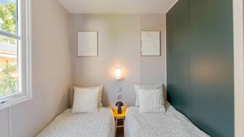 3 bedrooms, bed sheets