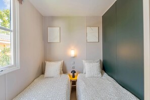 3 bedrooms, bed sheets