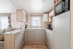 Fridge, microwave, coffee/tea maker, cookware/dishes/utensils - Camping Papillon Kinrooi - 113 (Kinrooi)