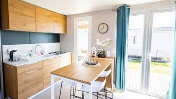 Fridge, microwave, coffee/tea maker, cookware/dishes/utensils