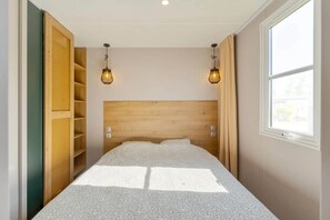 2 bedrooms, bed sheets