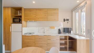 Fridge, microwave, coffee/tea maker, cookware/dishes/utensils