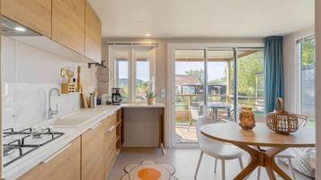 Fridge, microwave, coffee/tea maker, cookware/dishes/utensils