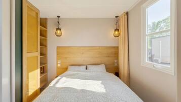 2 bedrooms, bed sheets