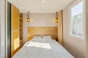 2 bedrooms, bed sheets