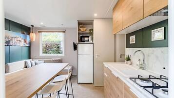 Fridge, microwave, coffee/tea maker, cookware/dishes/utensils