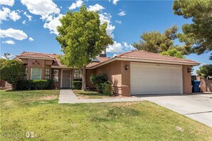 Exterior - Furnished 3BR Cul-de-Sac Home w/ Utilities, Office, Pool, Garage, add'l Upgrades (Henderson)