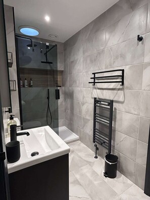 Douche, sèche-cheveux, serviettes fournies, shampoing