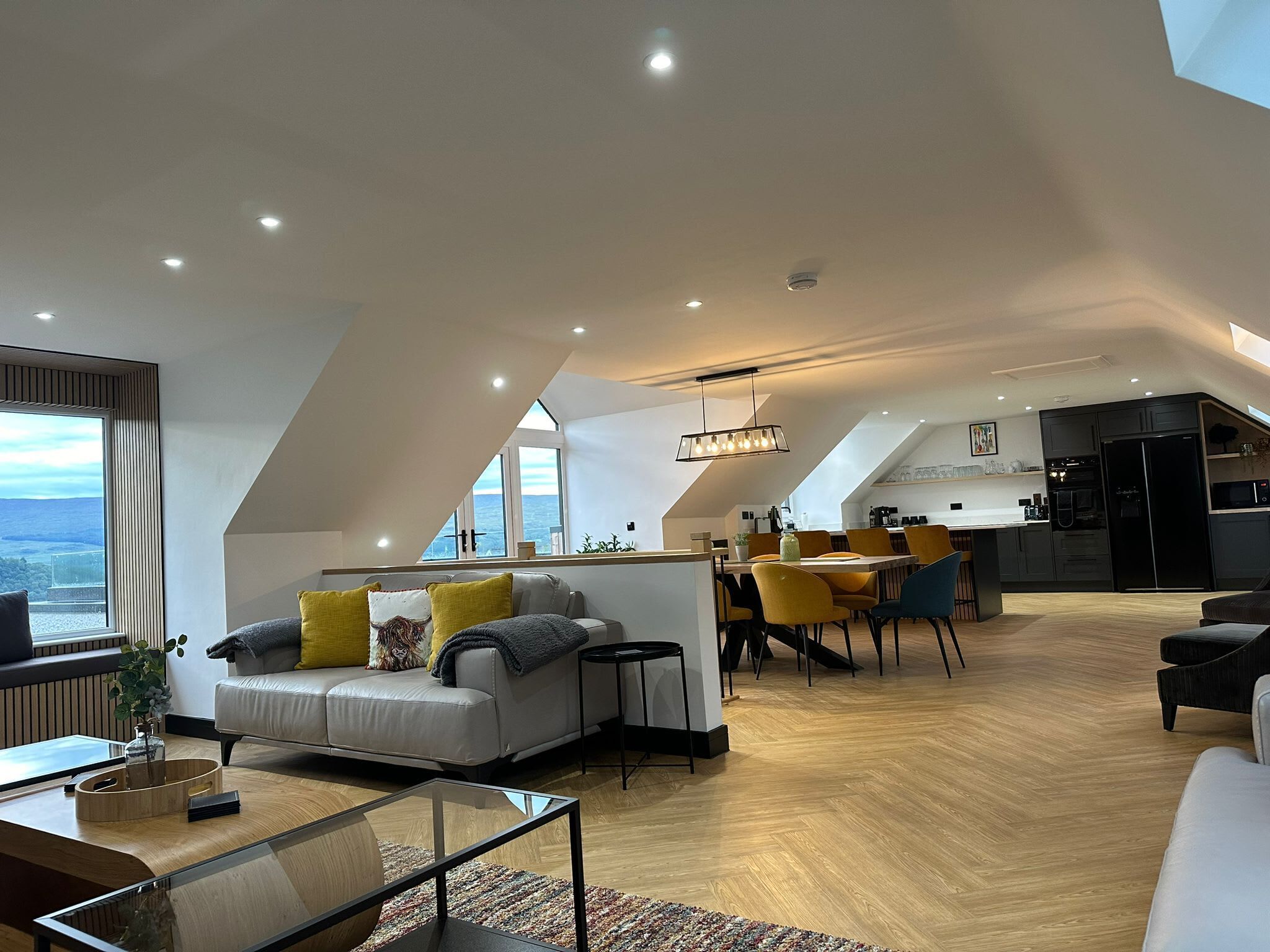 Smart TV, books, stereo, offices