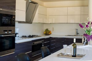 Private kitchen - Amazing Villa Kokalis Resort 3 very close to golf, tennis, water parks (Γουβες)