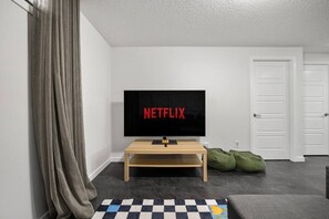 TV, offices - Perfect Getaway in Ambleton | Sleeps 4 | Heating (Calgary)