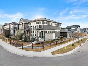 Exterior - Perfect Getaway in Ambleton | Sleeps 4 | Heating (Calgary)