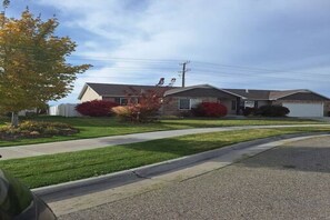 Property grounds - Spacious 5BR Home with Yard & Basement Lounge (Idaho Falls)