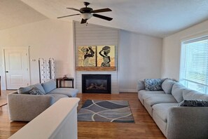 Living area - Spacious 5BR Home with Yard & Basement Lounge (Idaho Falls)