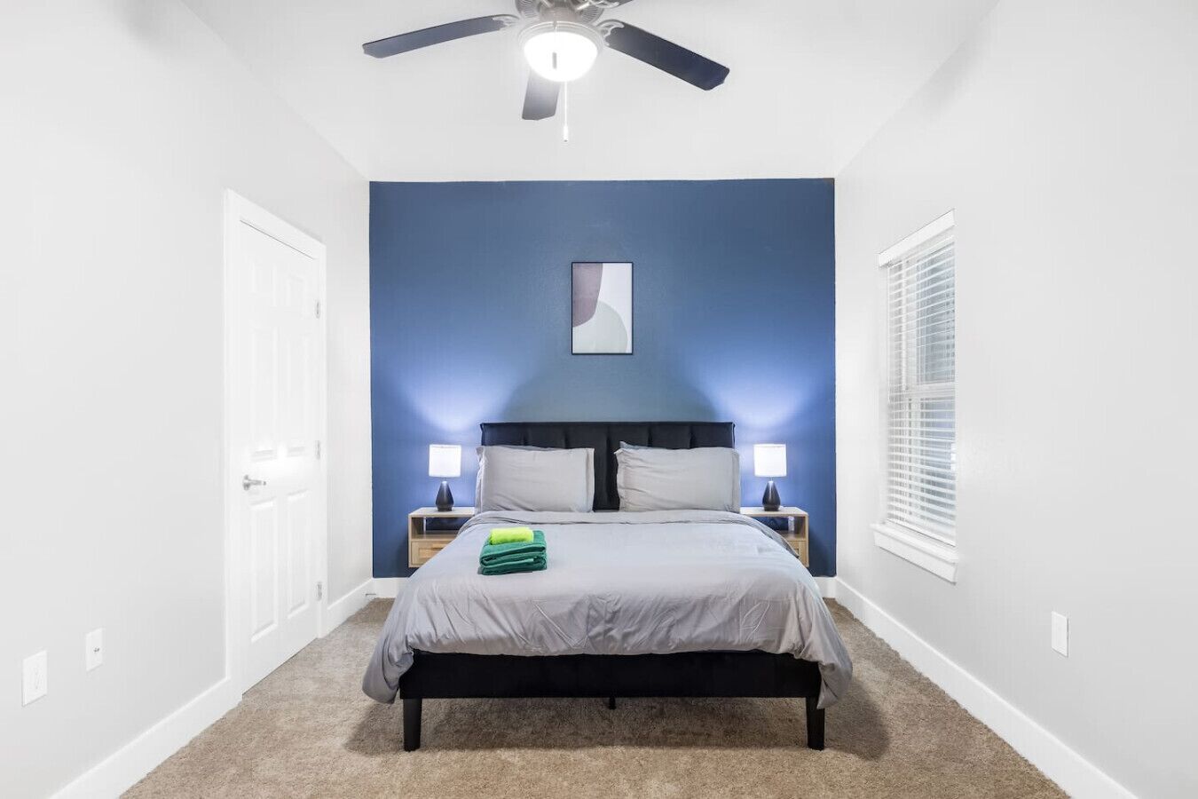 Escritorio, tabla de planchar con plancha, wifi y ropa de cama 