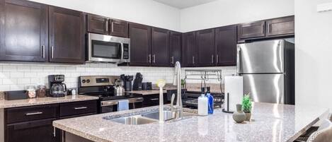 Een koelkast, een microgolfoven, een oven, een vaatwasser