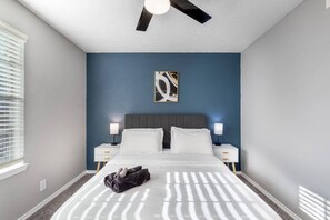 2 slaapkamers, een bureau, een strijkplank/strijkijzer, gratis wifi