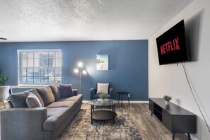 Smart TV, offices - Walk to AT&T Stadium | Modern 2BR Game Day Stay (Arlington)