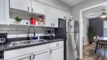 KĂŒhlschrank, Mikrowelle, Ofen, Herdplatte