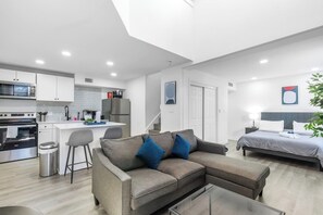 Interior - 5 Min to Love Field | Gated+Guard | 2BR | Parking (Dallas)