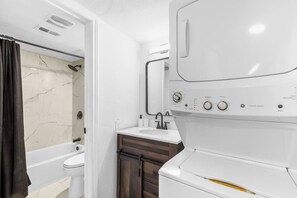 Hair dryer - 5 Min to Love Field | Gated+Guard | 2BR | Parking (Dallas)
