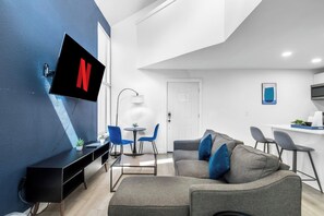 Smart TV - 5 Min to Love Field | Gated+Guard | 2BR | Parking (Dallas)