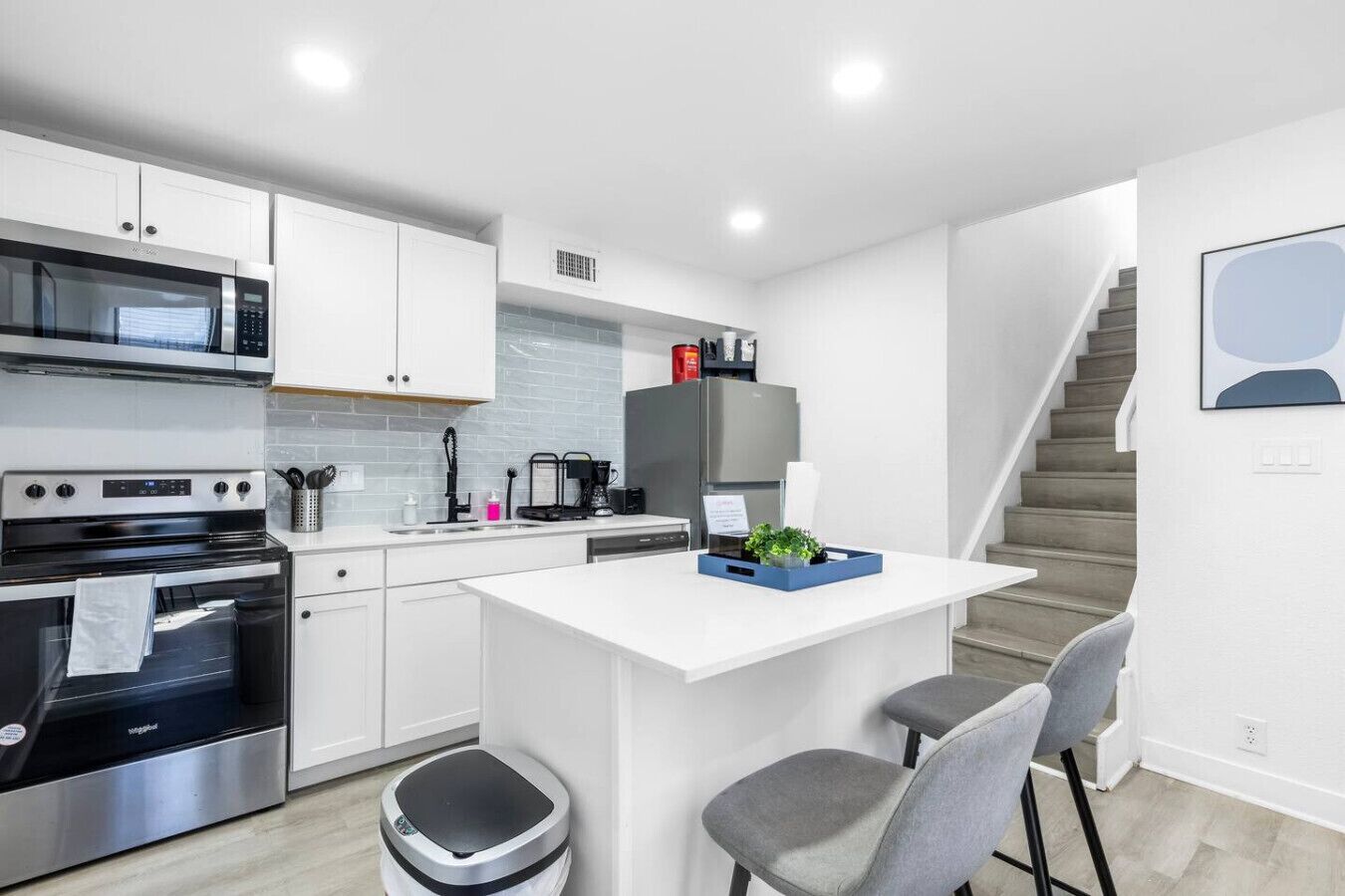 冷蔵庫、電子レンジ、オーブン、コンロ