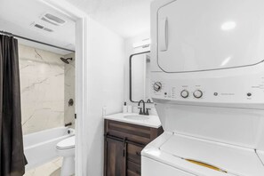 Haartrockner, Handtücher, Shampoo, Toilettenpapier